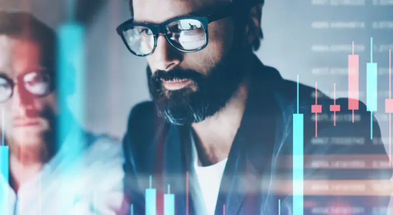 Homem branco de barba com óculos pesquisando tendências de inovação tecnológica