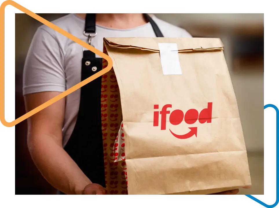 Ifood delivery person holding the company's packaging.