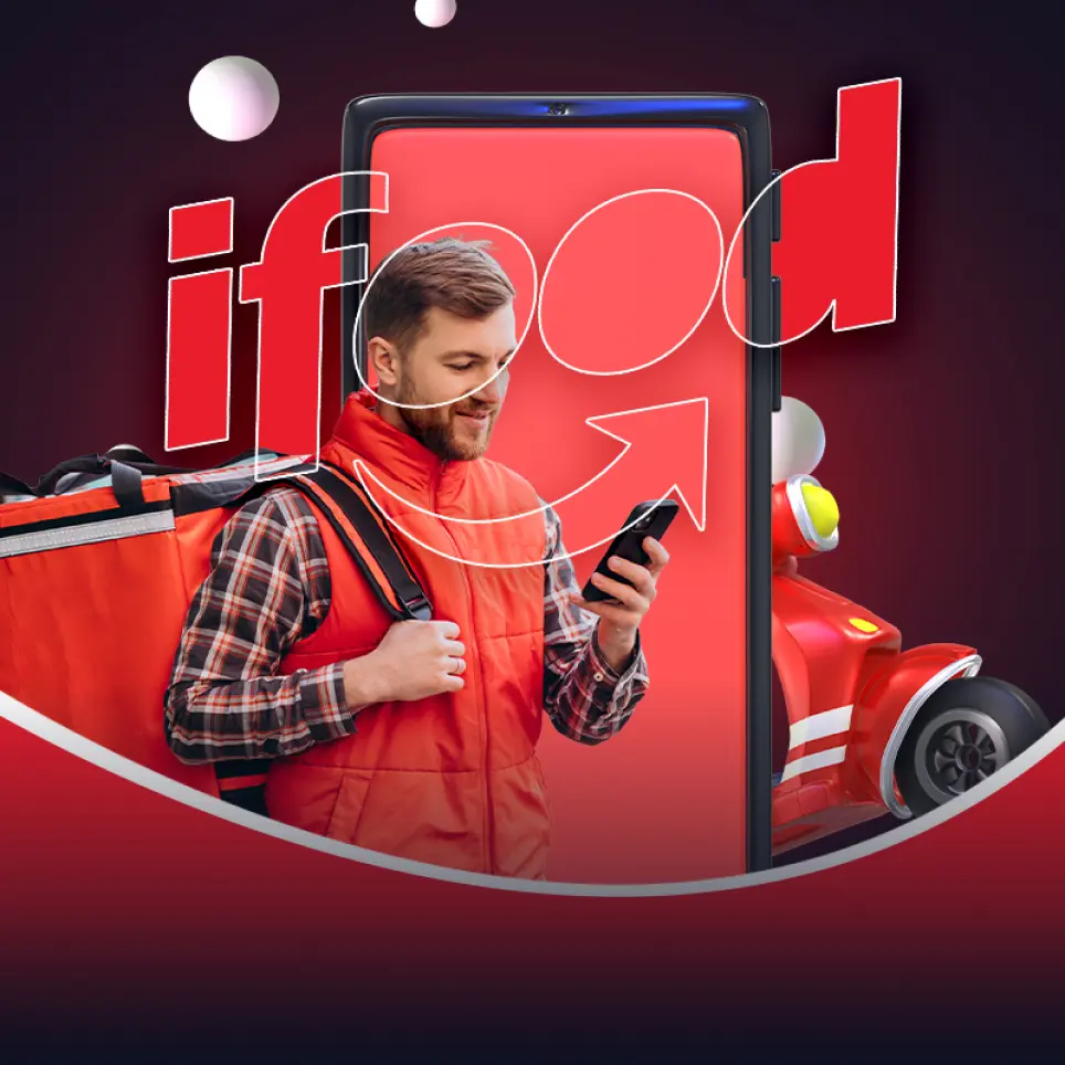 Ifood employee using the app to see the delivery location.