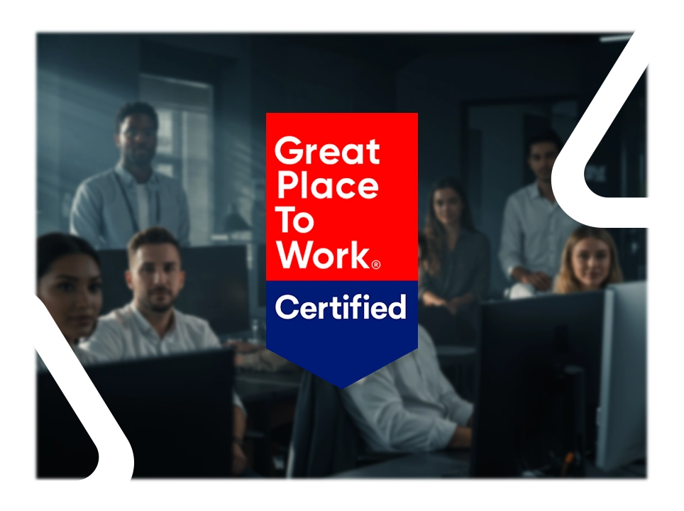 Logotipo da GPTW sobre um background com colaboradores da Onebrain