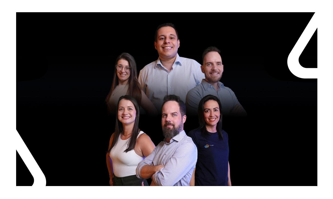 Grupo de 6 colaboradores da Onebrain juntos, em posição corporativa